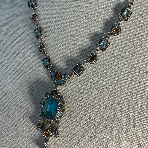 Gorgeous ornate style silvertone necklace with rhinestones - Picture 4 of 8